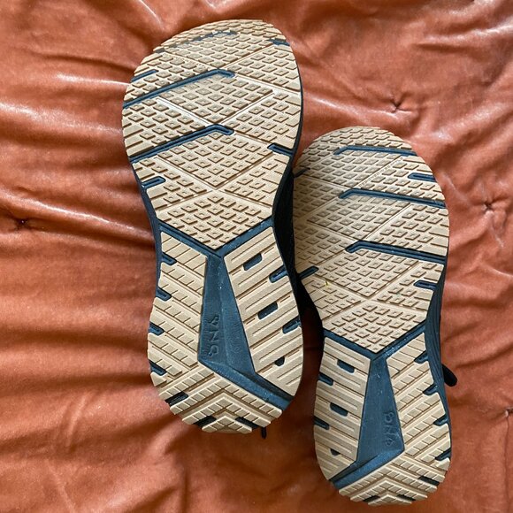 Brooks black running shoes 7.5 medium - Picture 4 of 4